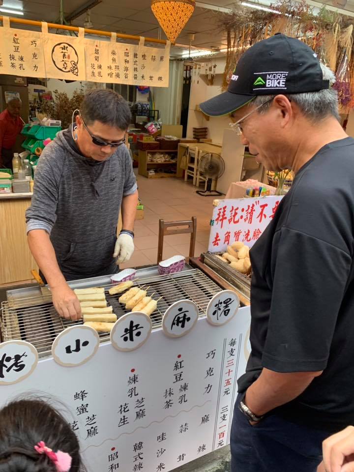 謝金河22日與友人一同前往烏來老街。 圖:翻攝自謝金河臉書 謝金河22日與友人一同前往烏來老街。 圖:翻攝自謝金河臉書