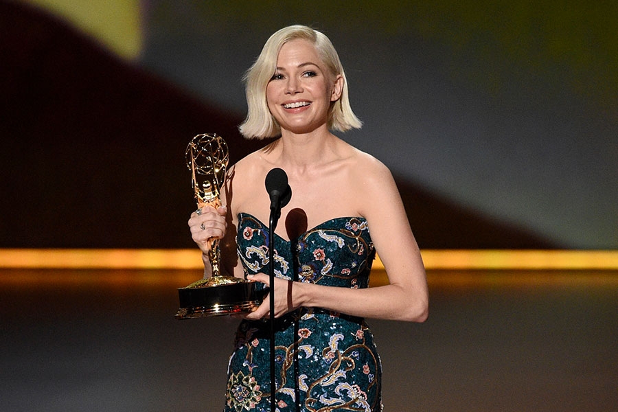 米歇爾·威廉姆斯(Michelle Williams)奪下艾美獎有限系列或電影中的傑出女主角獎。 圖:翻攝自艾美獎官網 米歇爾·威廉姆斯(Michelle Williams)奪下艾美獎有限系列或電影中的傑出女主角獎。 圖:翻攝自艾美獎官網