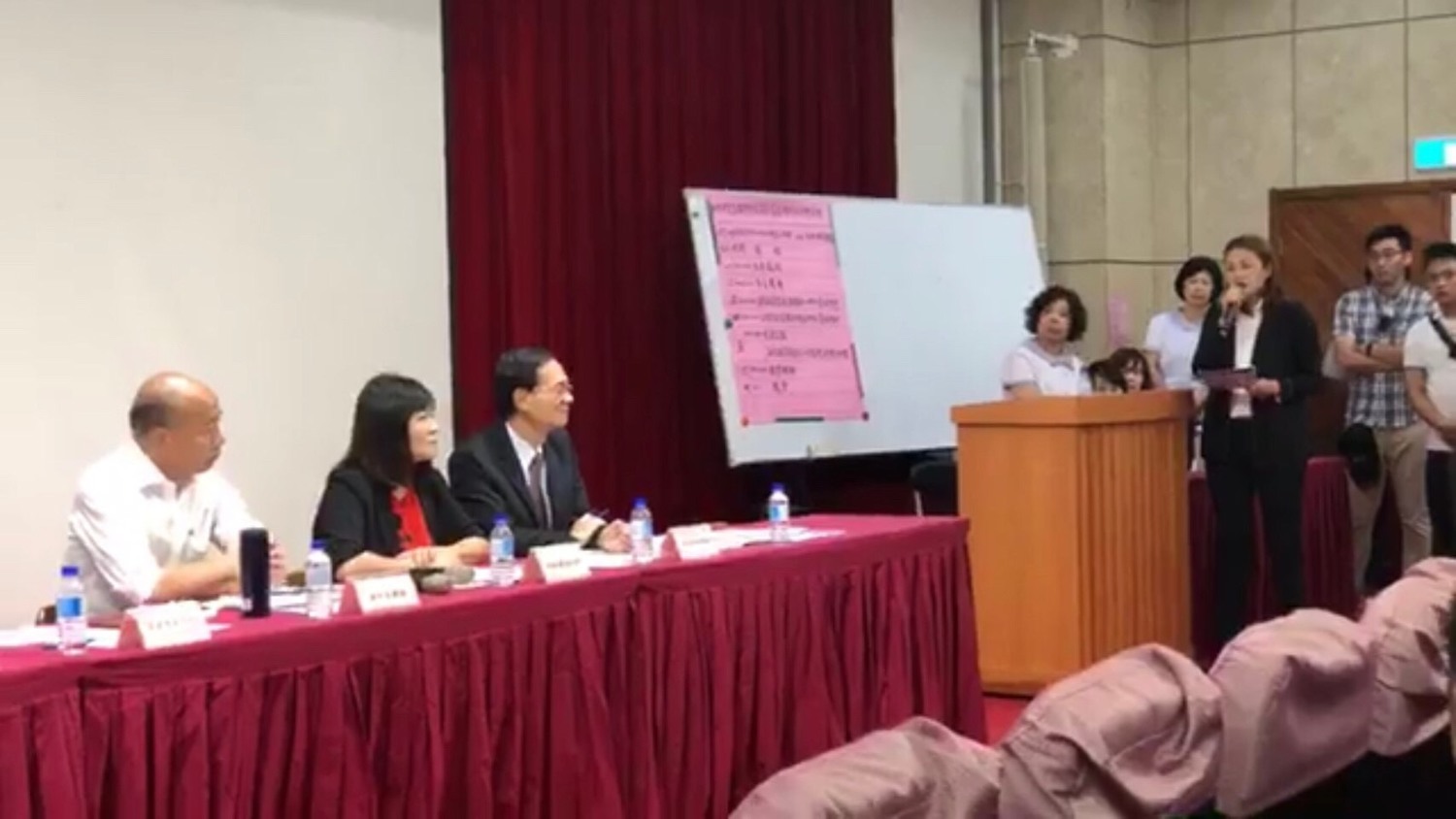 高雄市長韓國瑜(左一)聽完高閔琳質疑後,否認曾說過要挖石油。 圖:高閔琳服務處/提供 高雄市長韓國瑜(左一)聽完高閔琳質疑後,否認曾說過要挖石油。 圖:高閔琳服務處/提供