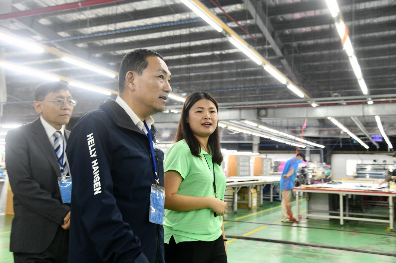 侯友宜參觀儒鴻企業仁澤成衣廠的生產線。 圖:新北市政府提供 侯友宜參觀儒鴻企業仁澤成衣廠的生產線。 圖:新北市政府提供