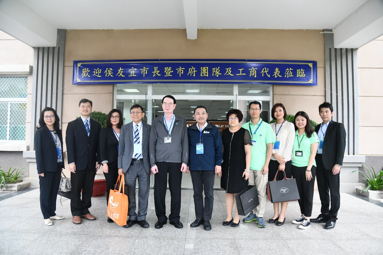 侯友宜一行與儒鴻企業董事長洪鎮海在仁澤成衣廠合影。 圖:新北市政府提供 侯友宜一行與儒鴻企業董事長洪鎮海在仁澤成衣廠合影。 圖:新北市政府提供