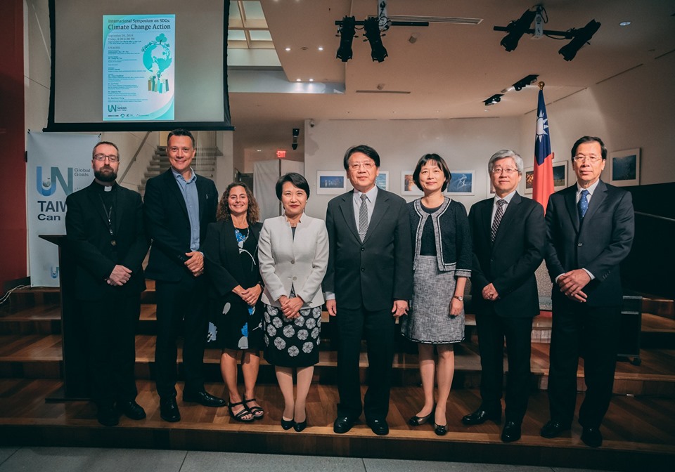 一直以來台灣只能在聯合國外圍舉辦活動,難以踏入聯合國大門,但此次紐約代表處長徐儷文(左四)成功突破。 圖:翻攝自駐紐約台北經濟文化辦事處臉書 一直以來台灣只能在聯合國外圍舉辦活動,難以踏入聯合國大門,但此次紐約代表處長徐儷文(左四)成功突破。 圖:翻攝自駐紐約台北經濟文化辦事處臉書