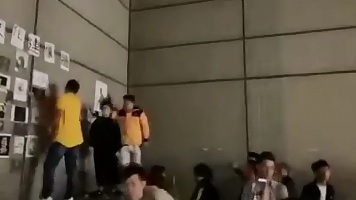 批踢踢有網友爆料,文化大學24日晚間爆發港生設連儂牆,遭到親共學生撕毀衝突。 圖:翻攝自YouTube 批踢踢有網友爆料,文化大學24日晚間爆發港生設連儂牆,遭到親共學生撕毀衝突。 圖:翻攝自YouTube