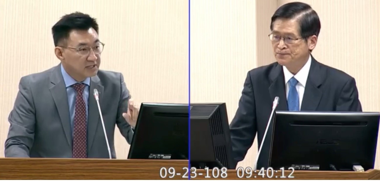 立委江啟臣(左)今日在立法院質詢國防部長嚴德發(右)。 圖:翻攝自江啟臣臉書 立委江啟臣(左)今日在立法院質詢國防部長嚴德發(右)。 圖:翻攝自江啟臣臉書
