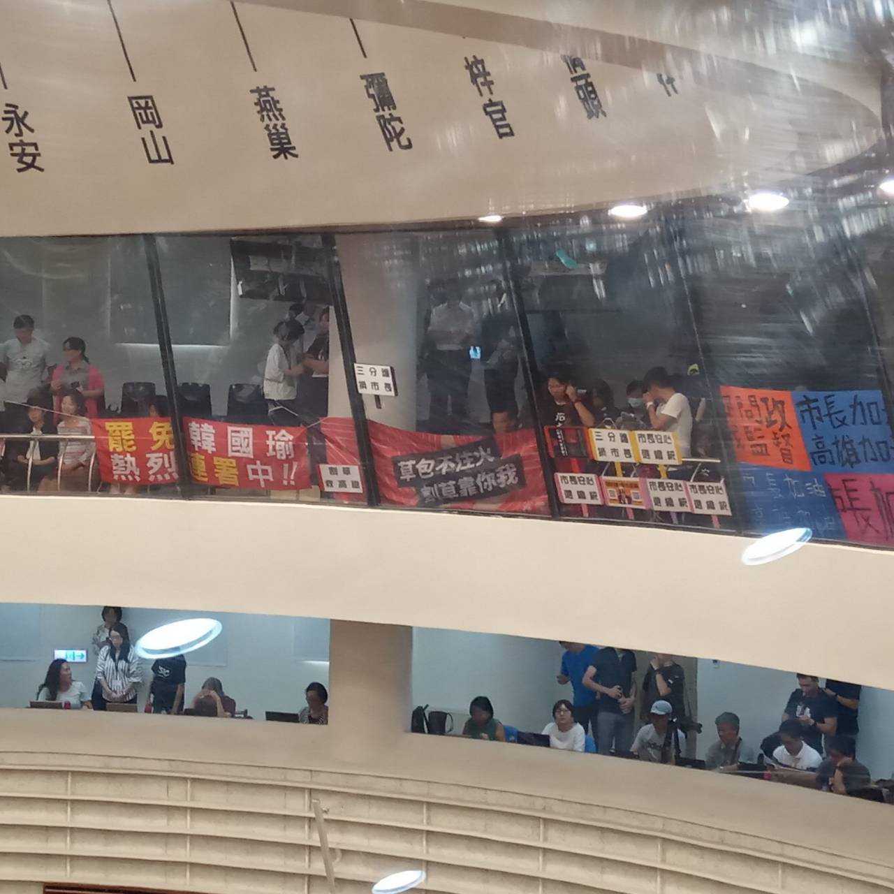 罷韓及挺韓兩方壁壘分明。 圖:孫家銘/攝 罷韓及挺韓兩方壁壘分明。 圖:孫家銘/攝