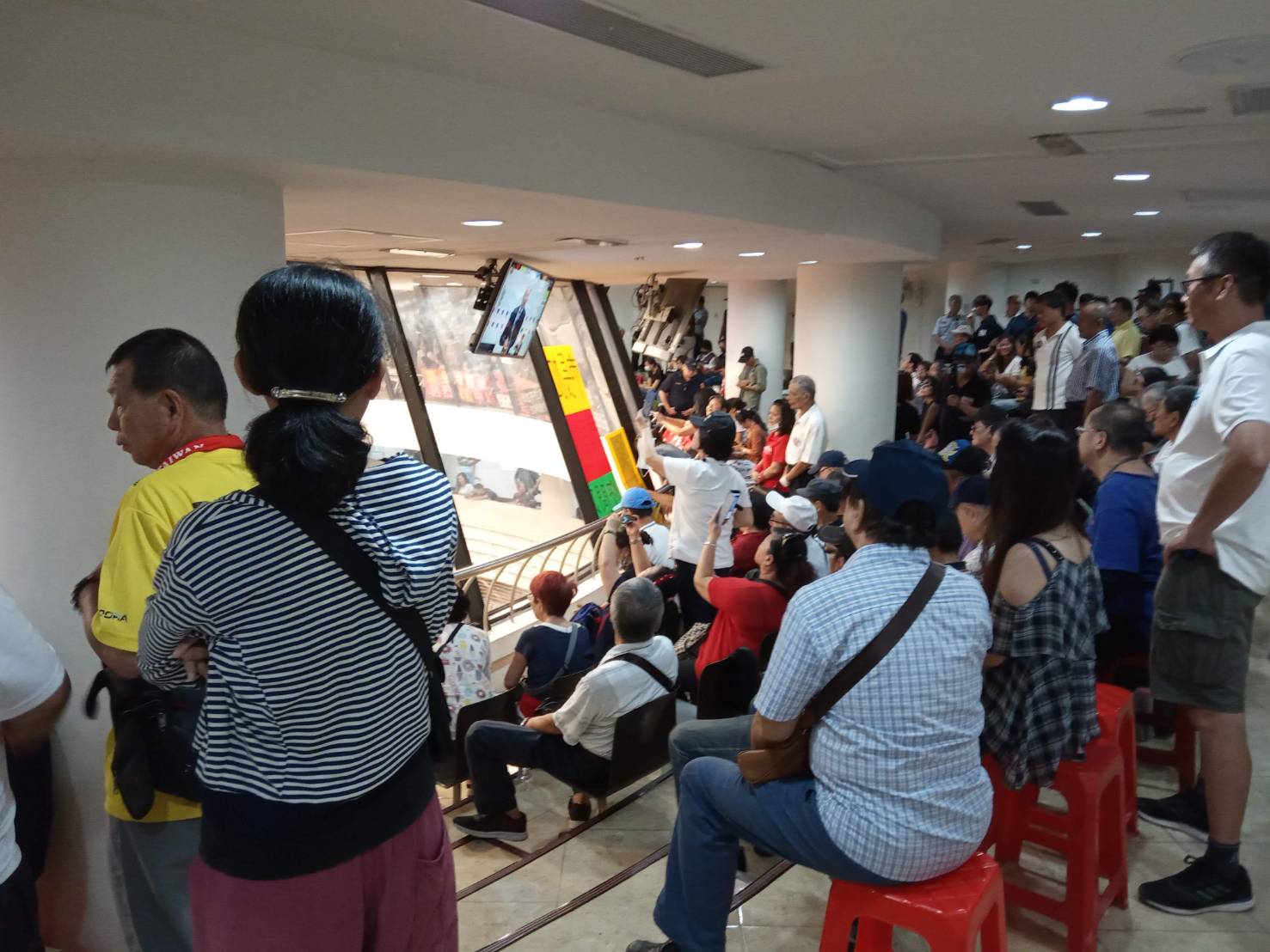 三樓旁聽席人滿滿患。 圖:孫家銘/攝 三樓旁聽席人滿滿患。 圖:孫家銘/攝