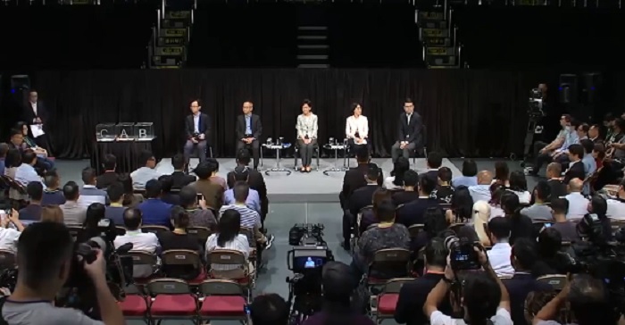 林鄭月娥今晚19時率同4名港府官員在灣仔伊莉莎白體育館與中簽的150位民眾進行對談。 圖:翻攝Youtube 林鄭月娥今晚19時率同4名港府官員在灣仔伊莉莎白體育館與中簽的150位民眾進行對談。 圖:翻攝Youtube