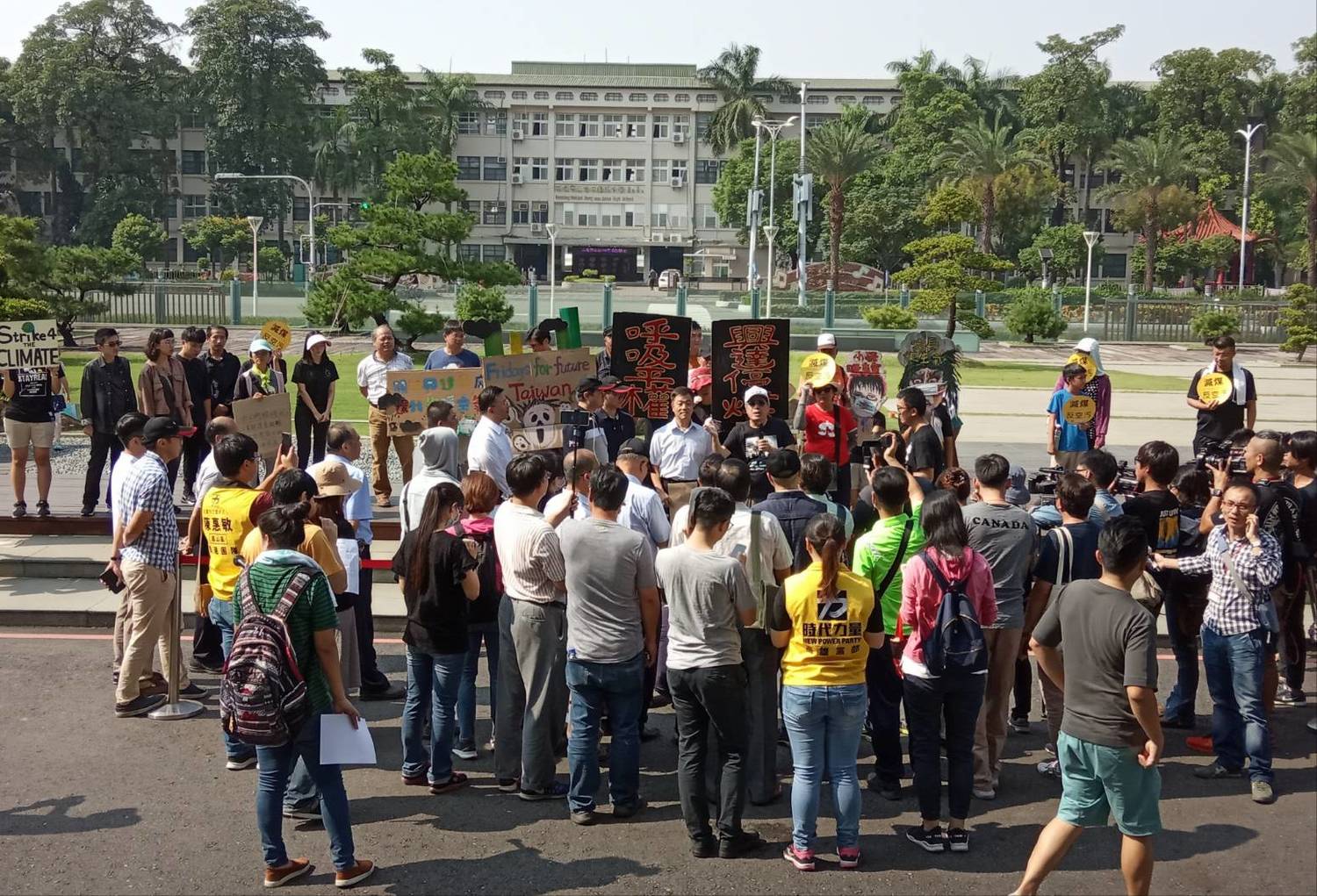 南部反空污大聯盟號召民眾至高雄市議會前抗議。 圖:孫家銘/攝 南部反空污大聯盟號召民眾至高雄市議會前抗議。 圖:孫家銘/攝