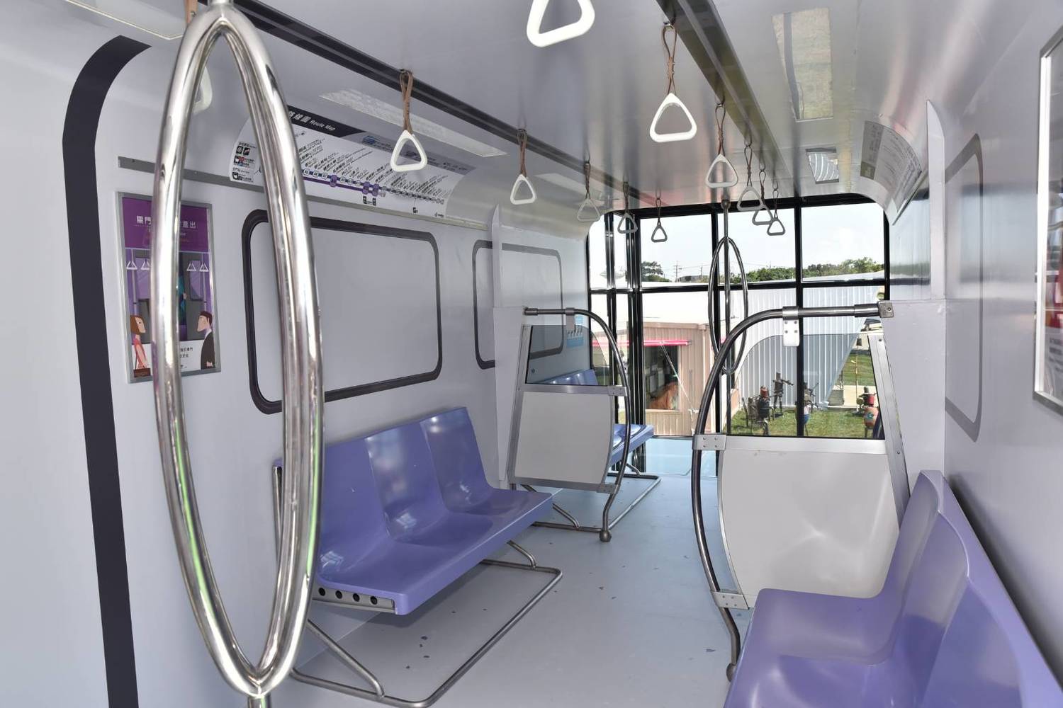 屋內模擬桃捷車廂內部,可以放心吃喝東西,是唯一可以吃東西的「捷運」車廂。 圖:桃園捷運/提供 屋內模擬桃捷車廂內部,可以放心吃喝東西,是唯一可以吃東西的「捷運」車廂。 圖:桃園捷運/提供