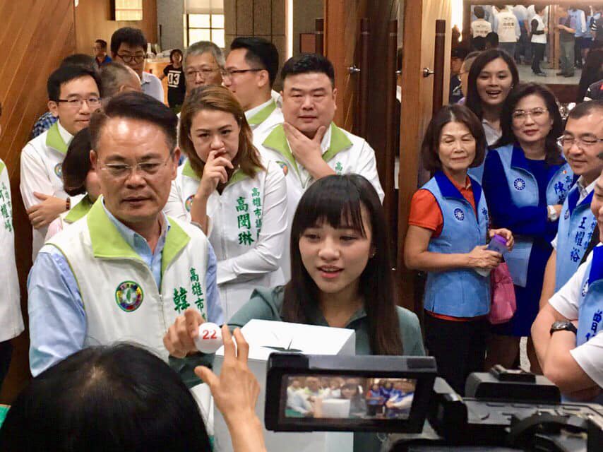 高雄市議會首創「抽籤質詢」,時代力量議員黃捷26日抽中22號;27日抽中18號。 圖:翻攝黃捷 鳳山捷伴同行臉書 高雄市議會首創「抽籤質詢」,時代力量議員黃捷26日抽中22號;27日抽中18號。 圖:翻攝黃捷 鳳山捷伴同行臉書