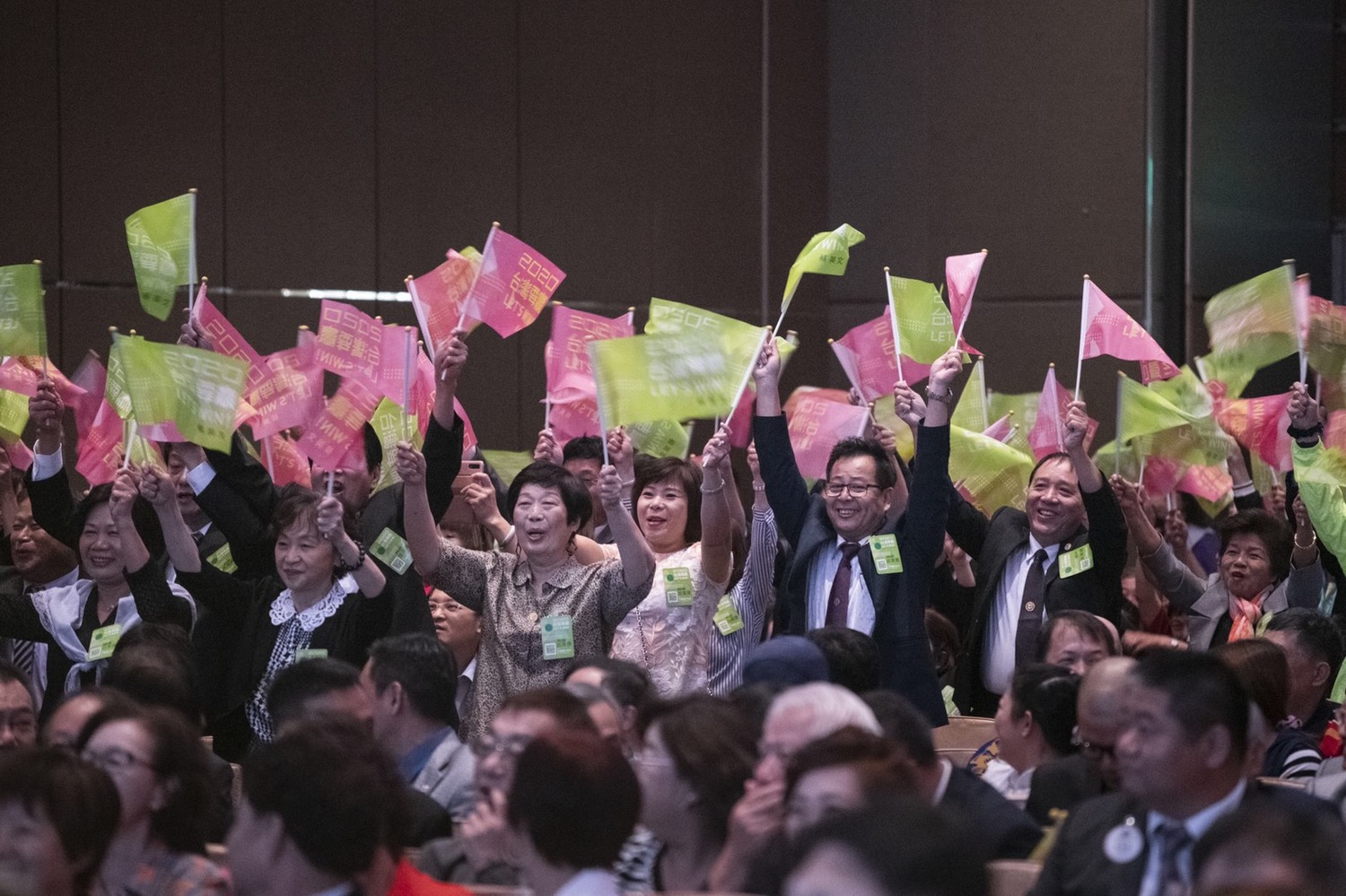 「2020蔡英文總統連任全國獅友北部後援會成立大會」現場相當熱鬧,支持者不斷揮旗並高喊「凍蒜」 、「加油」。 圖:由蔡英文競選辦公室提供 「2020蔡英文總統連任全國獅友北部後援會成立大會」現場相當熱鬧,支持者不斷揮旗並高喊「凍蒜」 、「加油」。 圖:由蔡英文競選辦公室提供