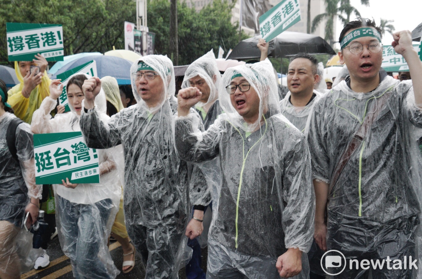 「929撐港大遊行」中,民進黨主席卓榮泰也率黨員一同參加,高舉「撐香港」、「挺台灣」牌子,大聲呼喊口號。 圖:張良一/攝影 「929撐港大遊行」中,民進黨主席卓榮泰也率黨員一同參加,高舉「撐香港」、「挺台灣」牌子,大聲呼喊口號。 圖:張良一/攝影