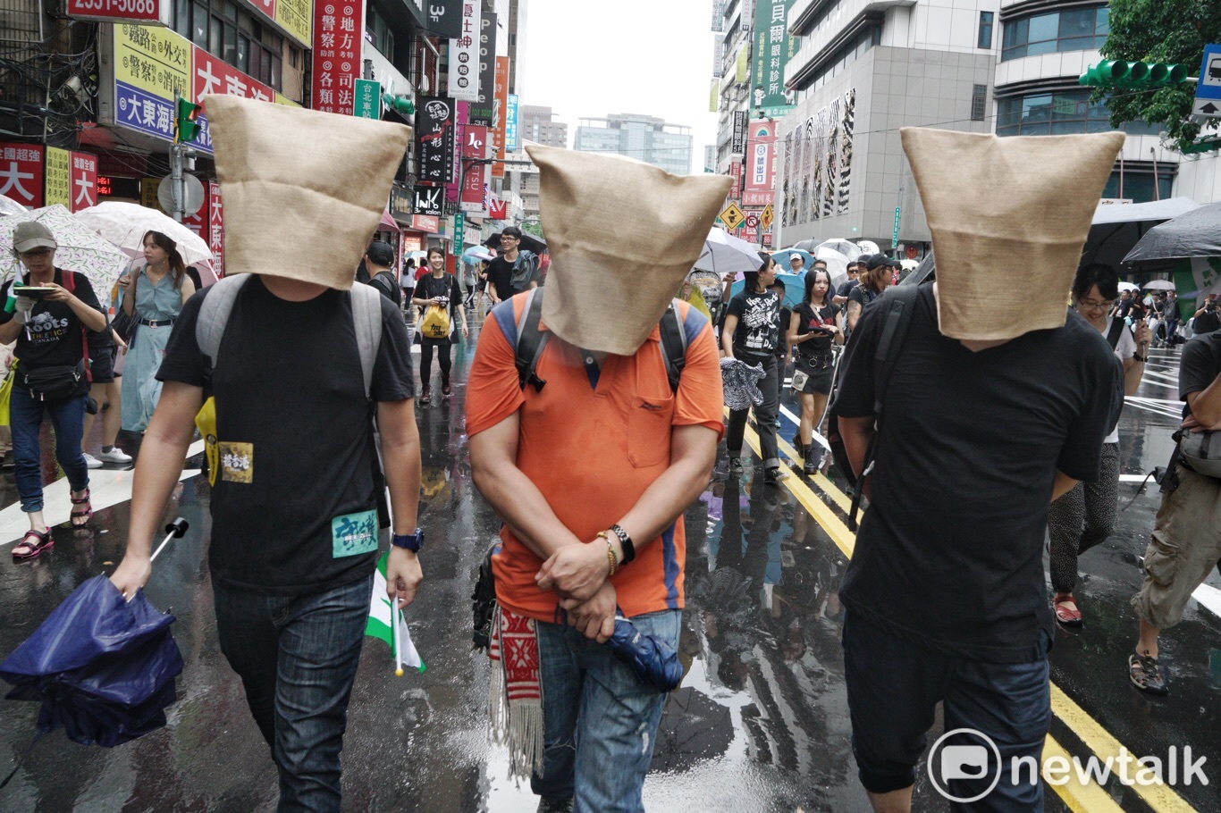 「929撐港大遊行」中,有民眾頭戴麻布袋,暗諷香港政府越權抓捕香港反送中示威民眾。 圖:張良一/攝 「929撐港大遊行」中,有民眾頭戴麻布袋,暗諷香港政府越權抓捕香港反送中示威民眾。 圖:張良一/攝