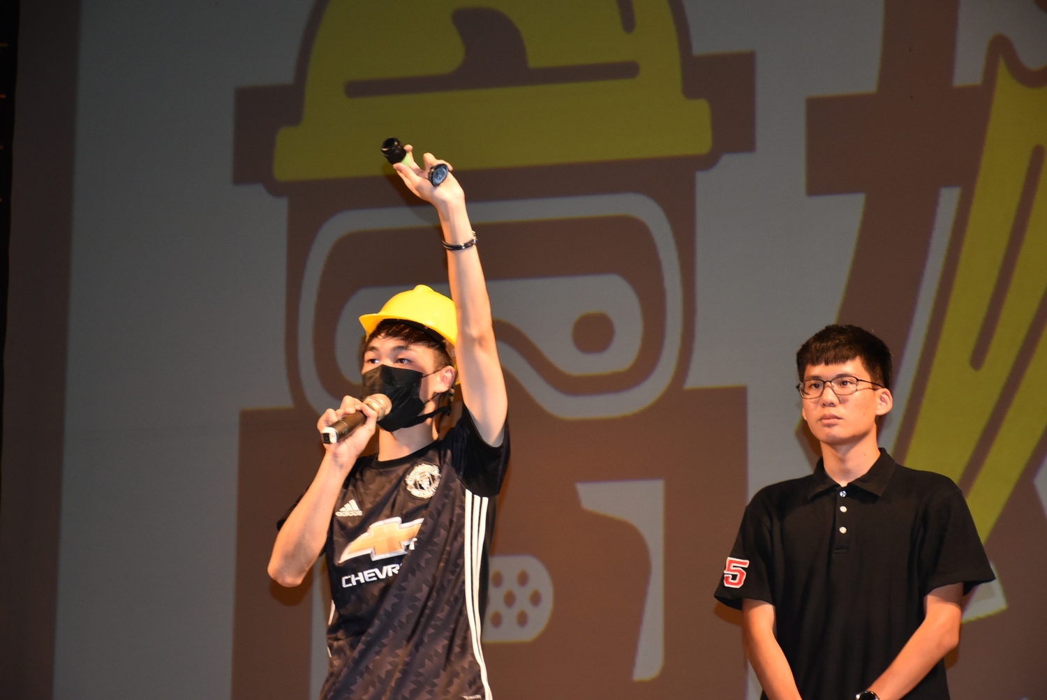 晚會總召鄧俊儒高舉兩顆催淚瓦斯訴說香港人最近的遭遇。 圖:孫家銘/攝 晚會總召鄧俊儒高舉兩顆催淚瓦斯訴說香港人最近的遭遇。 圖:孫家銘/攝