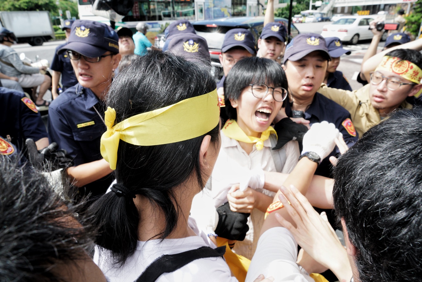 青年樂生聯盟成員和警方推擠。 圖:張良一/攝 青年樂生聯盟成員和警方推擠。 圖:張良一/攝