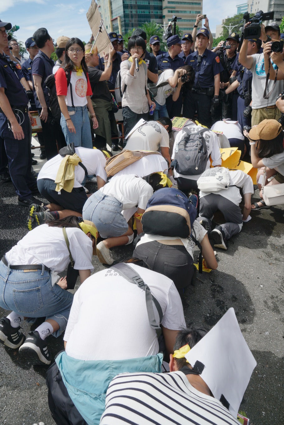警方用柵欄圍住,青年樂生聯盟成員只能在行政院門口原地踏步。 圖:張良一/攝 警方用柵欄圍住,青年樂生聯盟成員只能在行政院門口原地踏步。 圖:張良一/攝