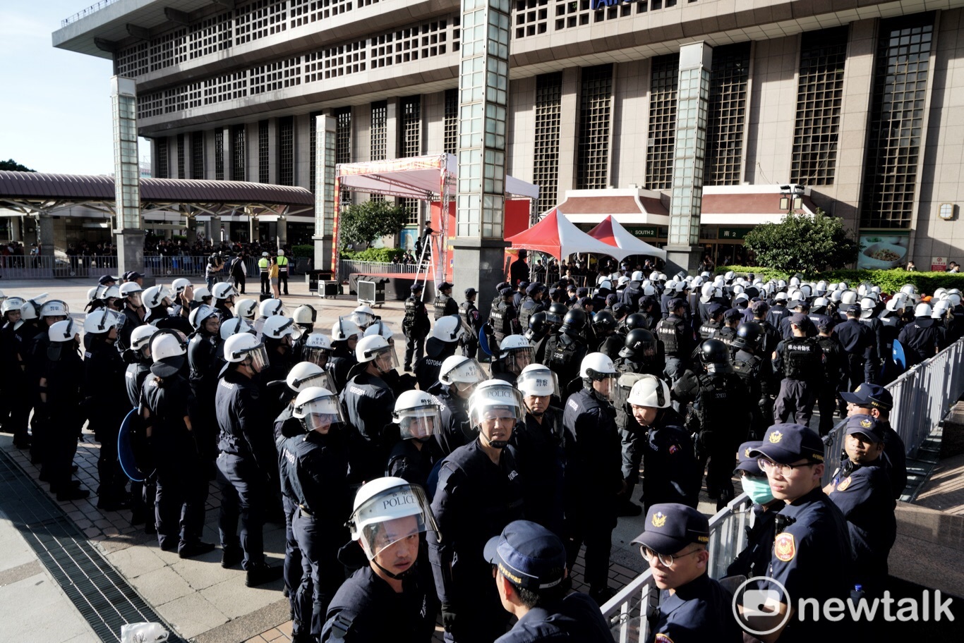 警方現場進行蒐證、並舉牌制止。 圖:張良一/攝 警方現場進行蒐證、並舉牌制止。 圖:張良一/攝