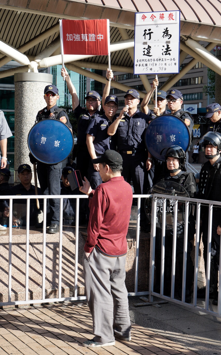 警方現場進行蒐證、並舉牌制止。 圖:張良一/攝 警方現場進行蒐證、並舉牌制止。 圖:張良一/攝