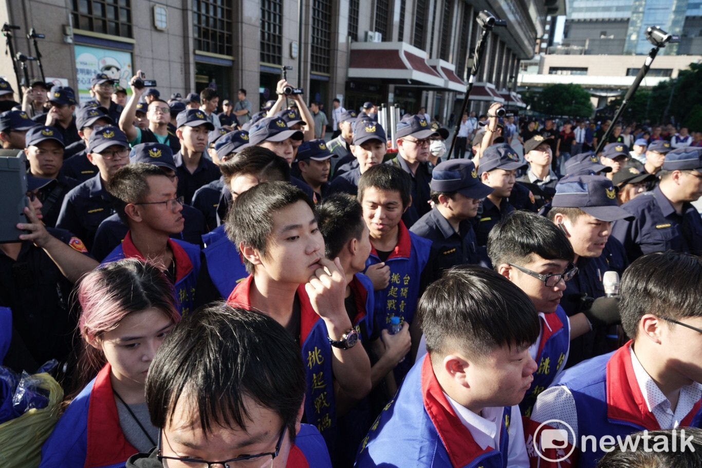 白狼張安樂率領年輕人前往北車進行違法集會。 圖:張良一/攝(資料照片) 白狼張安樂率領年輕人前往北車進行違法集會。 圖:張良一/攝(資料照片)