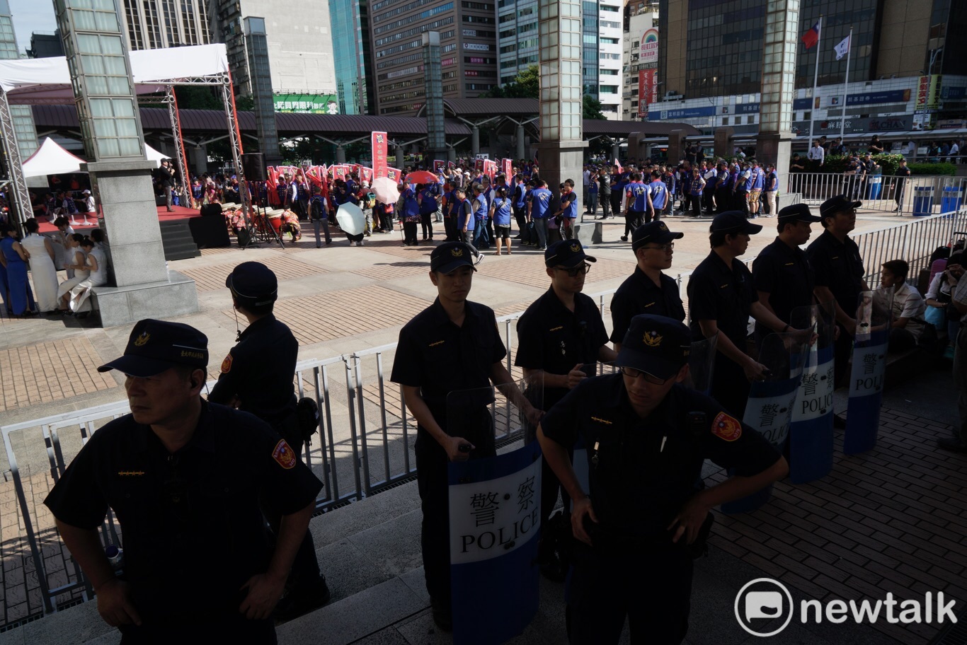 對於大批統派聚集在北車,警方嚴正以待。 圖:張良一 / 攝 對於大批統派聚集在北車,警方嚴正以待。 圖:張良一 / 攝