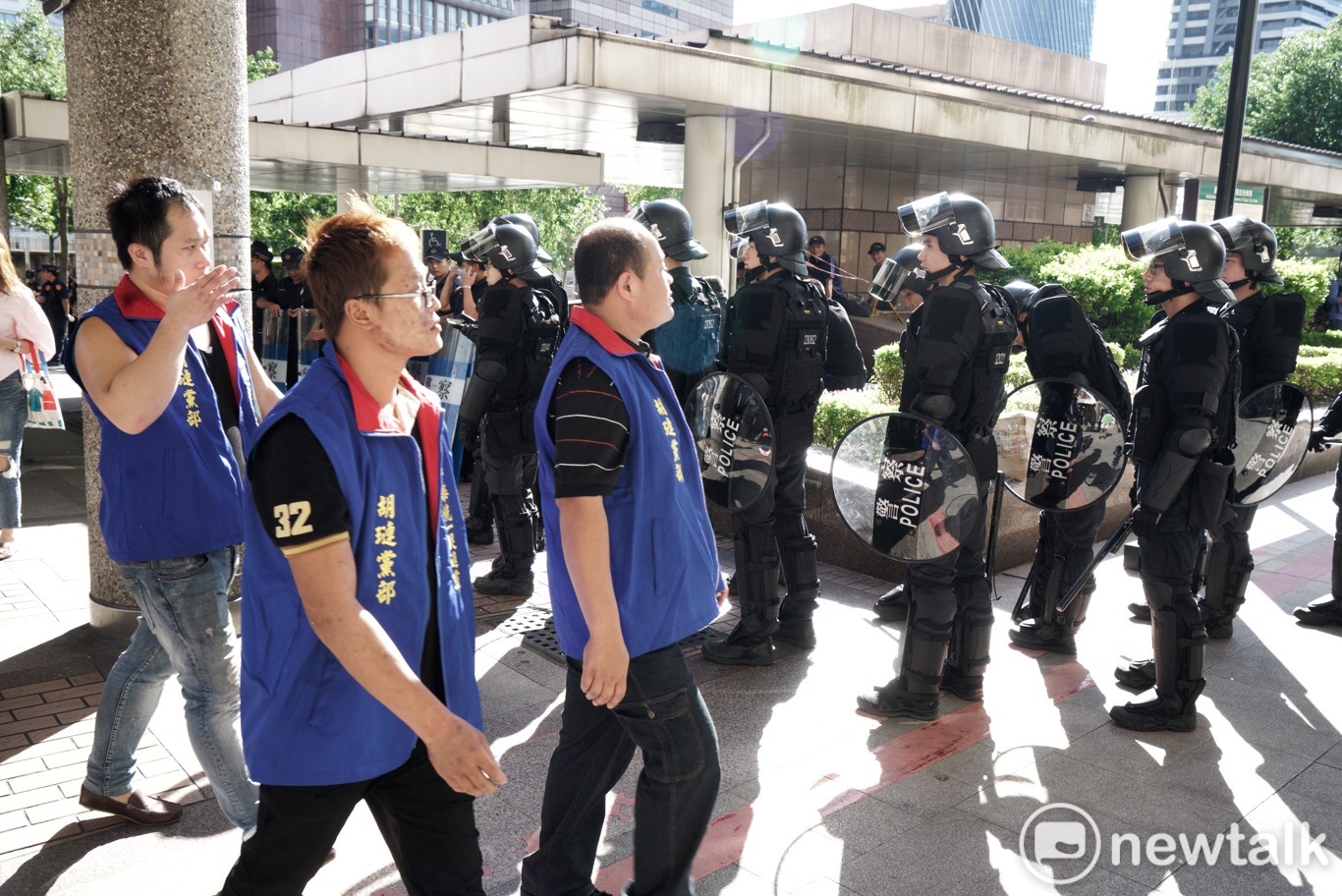 統促黨與現場警力。 圖:張良一 / 攝 統促黨與現場警力。 圖:張良一 / 攝
