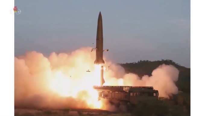 朝鮮2日上午再度朝日本海發射不明飛行物,而且是從2017年11月以來,再度射入日本專屬經濟區。圖為資料照。 圖:翻攝自朝鮮中央電視台 朝鮮2日上午再度朝日本海發射不明飛行物,而且是從2017年11月以來,再度射入日本專屬經濟區。圖為資料照。 圖:翻攝自朝鮮中央電視台