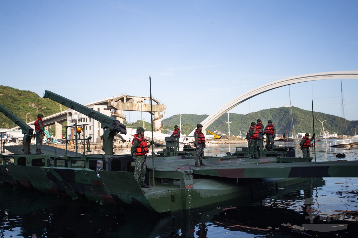 國軍執行架設M3浮門橋作業。 圖:翻攝自國防部網站