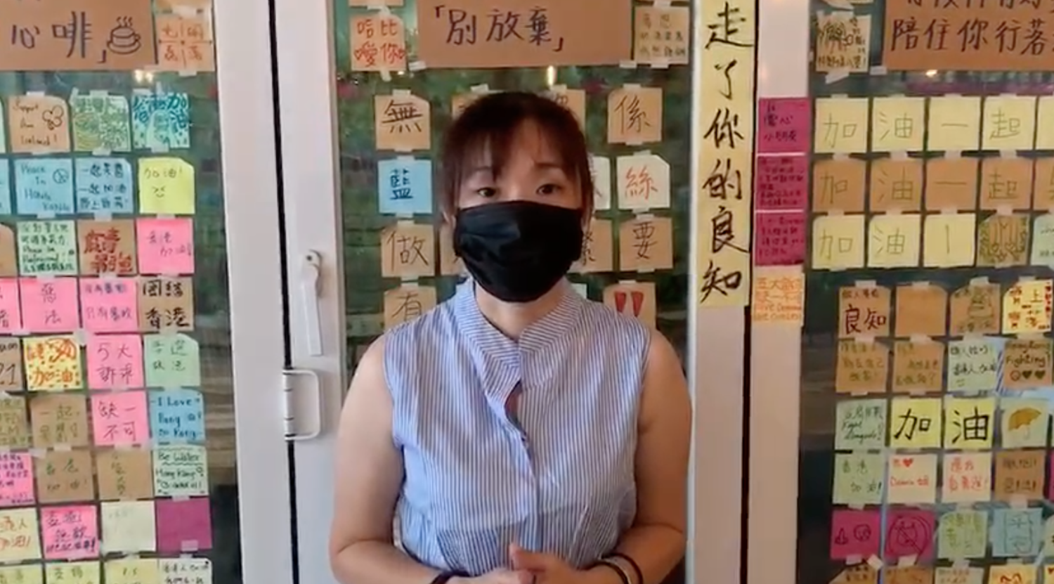 公民擂台小編隻身前往香港參加國殤遊行,晚間行至銅鑼灣的告士打道附近時,眼見港警欲帶走一位黑衣青年,小編奮不顧身跟拍,因此遭到港警攻擊。 圖:翻攝自公民擂台臉書粉絲頁 公民擂台小編隻身前往香港參加國殤遊行,晚間行至銅鑼灣的告士打道附近時,眼見港警欲帶走一位黑衣青年,小編奮不顧身跟拍,因此遭到港警攻擊。 圖:翻攝自公民擂台臉書粉絲頁