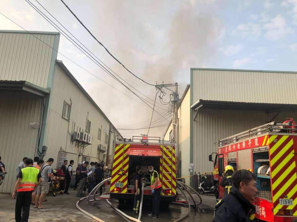 台中市大雅區一處鐵皮工廠今天凌晨發生大火,兩名消防人員進入火場救災時失聯。 圖:翻攝守護未來-洪慈庸官方社團臉書 台中市大雅區一處鐵皮工廠今天凌晨發生大火,兩名消防人員進入火場救災時失聯。 圖:翻攝守護未來-洪慈庸官方社團臉書