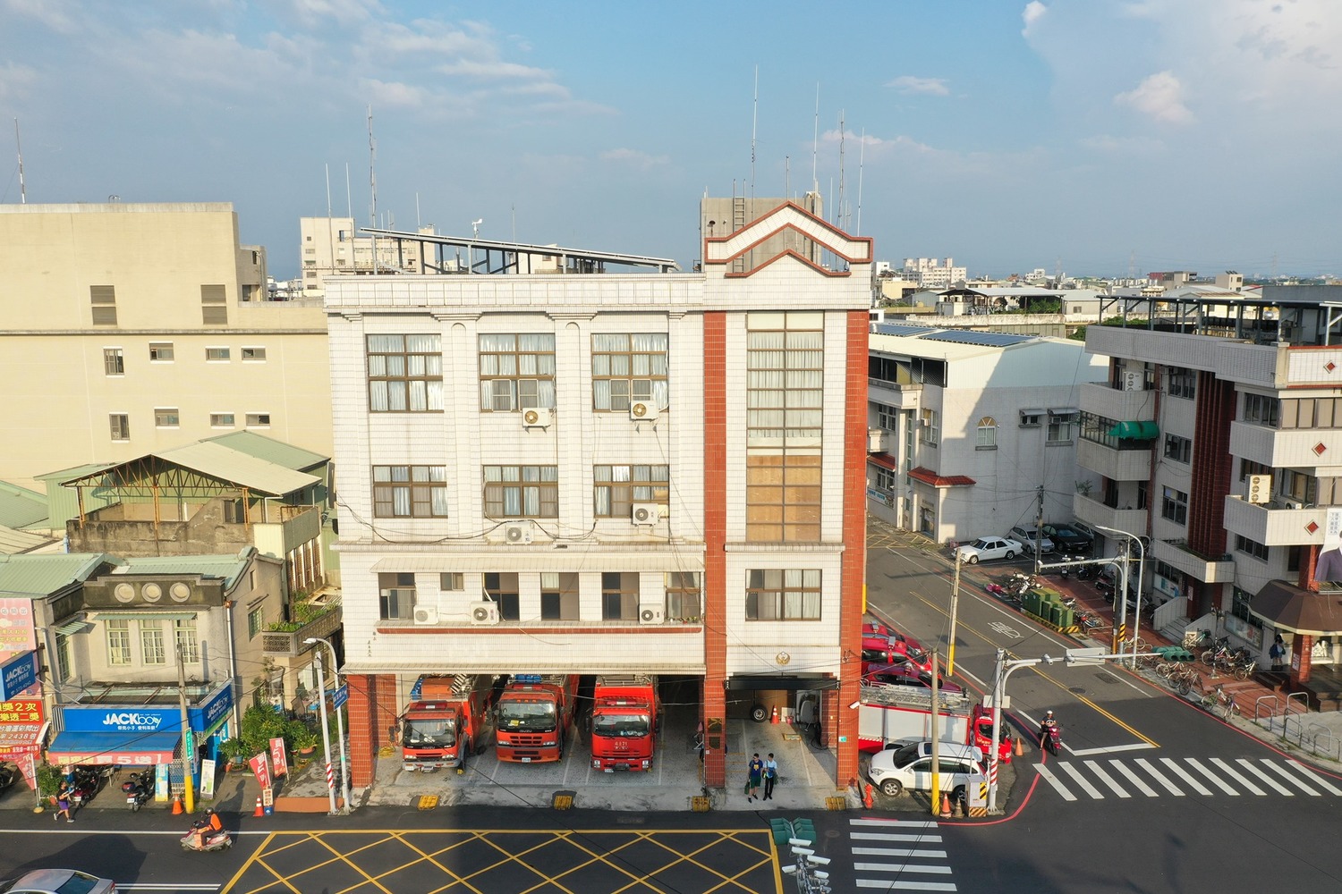 台南市消防局第二大隊長陳博文前往張哲嘉家中關心,表示會協助將同為消防員的張哲嘉哥哥調回麻豆服務。 圖 : 翻攝自麻豆消防分隊臉書專頁 台南市消防局第二大隊長陳博文前往張哲嘉家中關心,表示會協助將同為消防員的張哲嘉哥哥調回麻豆服務。 圖 : 翻攝自麻豆消防分隊臉書專頁