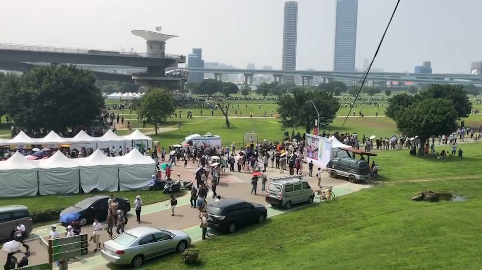 寶友們不畏高溫及霧霾於抓寶,提醒各位寶友記得補充水份。 圖:網友 Sean Chen /授權提供 寶友們不畏高溫及霧霾於抓寶,提醒各位寶友記得補充水份。 圖:網友 Sean Chen /授權提供