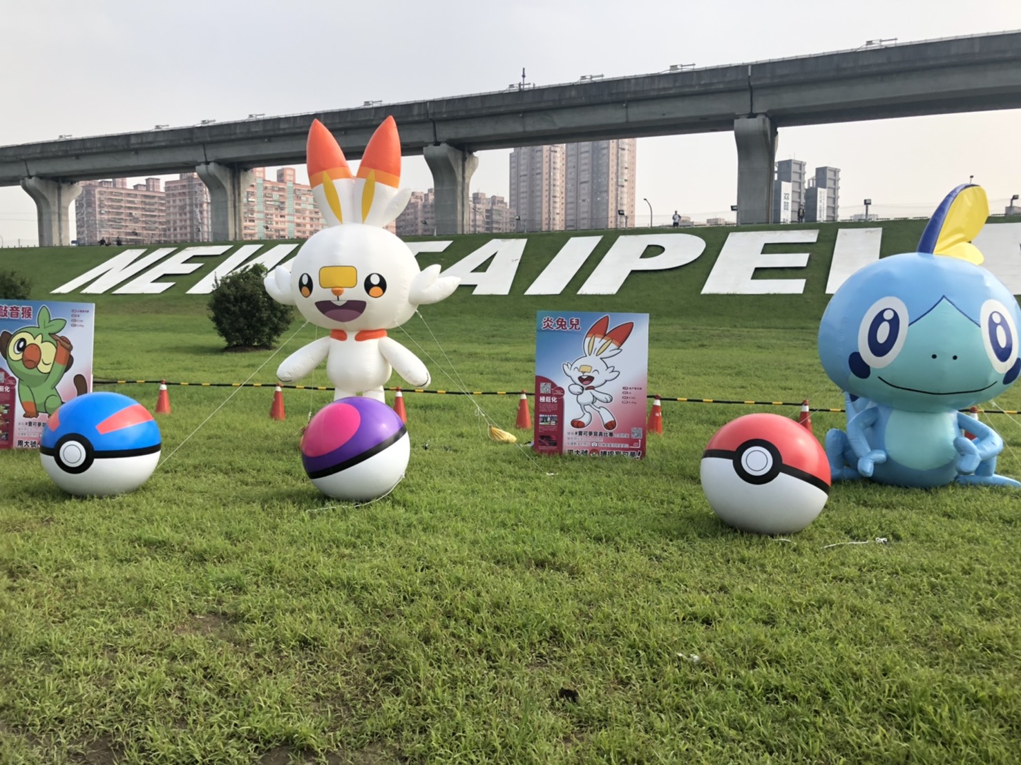 The Pokémon Company 今年即將推出的「寶可夢劍/盾」中的「御三家」敲音猴、炎兔兒、淚眼蜥也來到台灣與皮卡丘攜手登台表演。 圖:網友 Sean Chen /授權提供 The Pokémon Company 今年即將推出的「寶可夢劍/盾」中的「御三家」敲音猴、炎兔兒、淚眼蜥也來到台灣與皮卡丘攜手登台表演。 圖:網友 Sean Chen /授權提供
