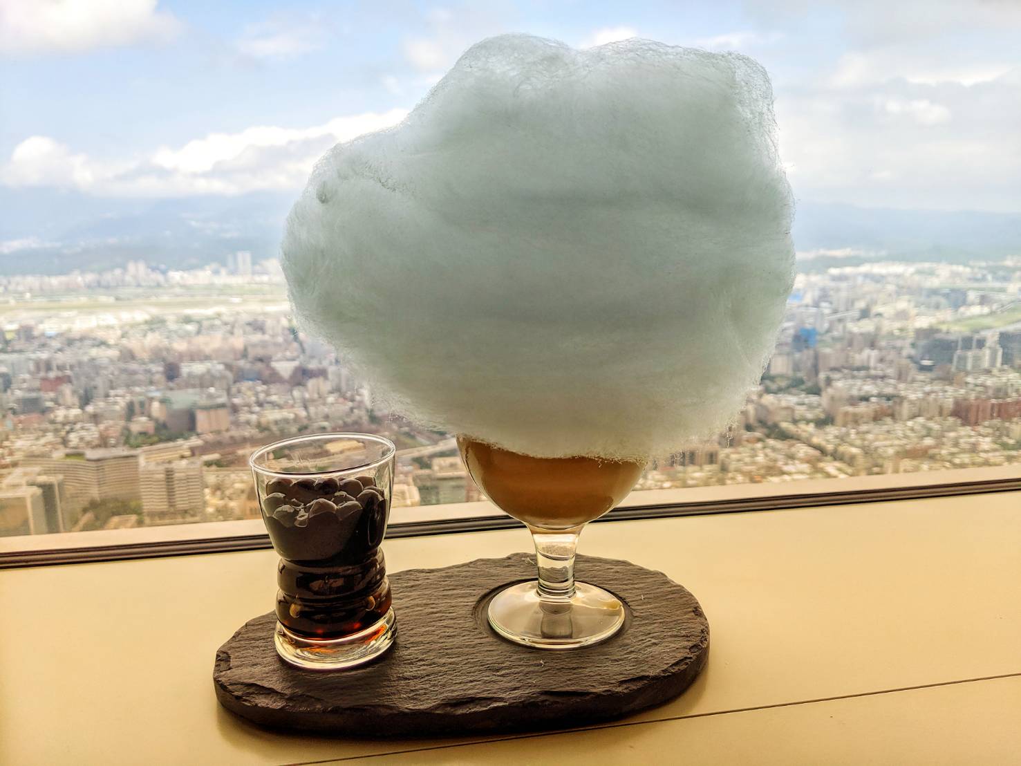 88樓餐廳「Bar 88」的雲朵系列飲品是店面招牌,一大團棉花糖安置在杯口上,有如漂浮在空中的雲朵。 圖:謝佳真/攝 88樓餐廳「Bar 88」的雲朵系列飲品是店面招牌,一大團棉花糖安置在杯口上,有如漂浮在空中的雲朵。 圖:謝佳真/攝