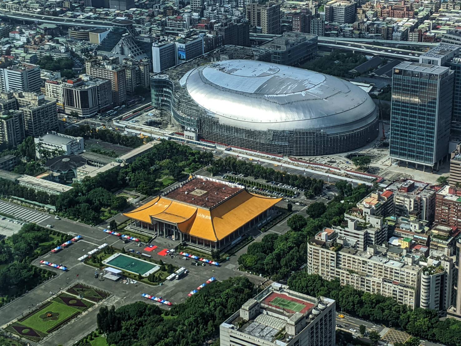 原來國父紀念館前水池,從上方俯瞰超像巨大iPhone。 圖:謝佳真/攝 原來國父紀念館前水池,從上方俯瞰超像巨大iPhone。 圖:謝佳真/攝