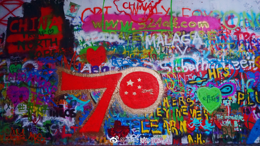 陸客為中共十一國慶所塗上的「70」字樣。 圖:翻攝自微博 陸客為中共十一國慶所塗上的「70」字樣。 圖:翻攝自微博