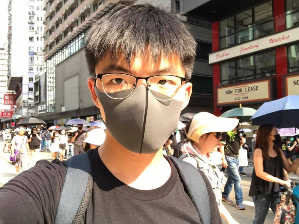 反「禁蒙面法」,香港民間團體下午3點再啟動「全民蒙面遊行」。知名社運人士黃之鋒也出現在遊行現場。 圖:翻攝黃之鋒 Joshua Wong臉書 反「禁蒙面法」,香港民間團體下午3點再啟動「全民蒙面遊行」。知名社運人士黃之鋒也出現在遊行現場。 圖:翻攝黃之鋒 Joshua Wong臉書