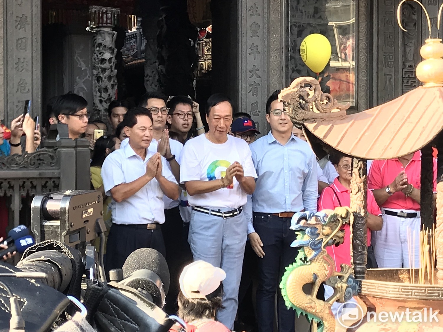 鴻海創辦人郭台銘和「郭家軍」立委參選人李縉穎一起參拜三峽祖師廟。 圖:周煊惠 /攝 鴻海創辦人郭台銘和「郭家軍」立委參選人李縉穎一起參拜三峽祖師廟。 圖:周煊惠 /攝