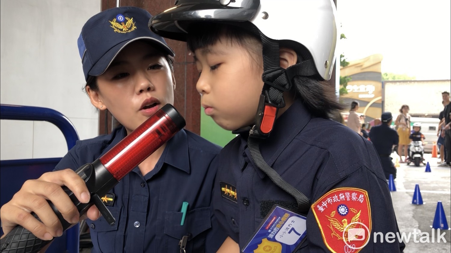 警察姊姊教小朋友如何執行酒測。 唐復年/攝 警察姊姊教小朋友如何執行酒測。 唐復年/攝