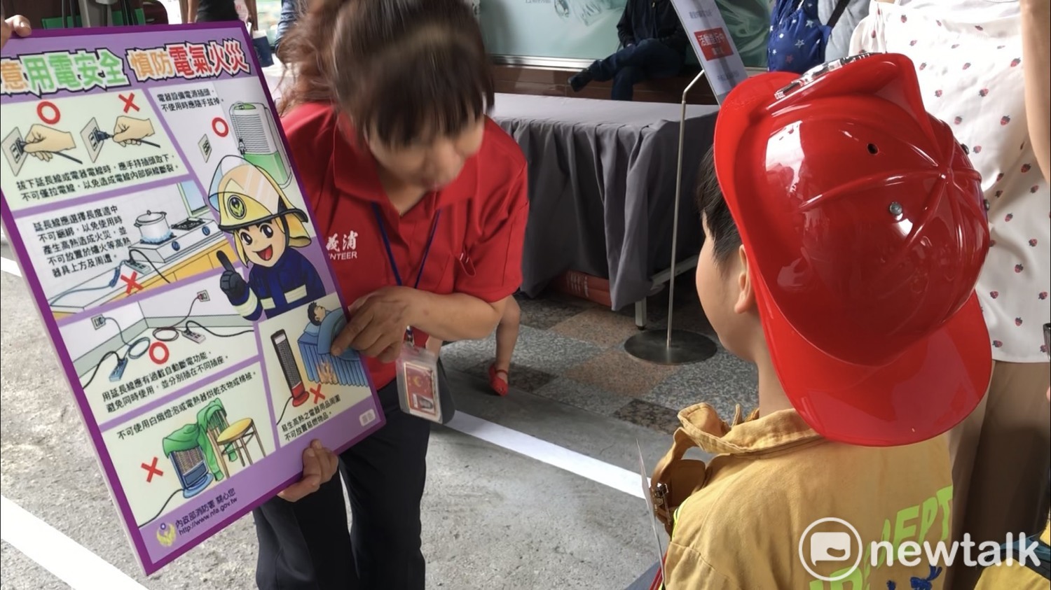 義消教導小朋友居家安全。 唐復年/攝 義消教導小朋友居家安全。 唐復年/攝