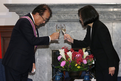 總統蔡英文(右)1日上午在總統府頒授日本台灣交流協會台北事務所代表沼田幹夫(左)大綬景星勳章,並舉杯祝賀。 圖:中央社記者鄭傑文/攝 總統蔡英文(右)1日上午在總統府頒授日本台灣交流協會台北事務所代表沼田幹夫(左)大綬景星勳章,並舉杯祝賀。 圖:中央社記者鄭傑文/攝