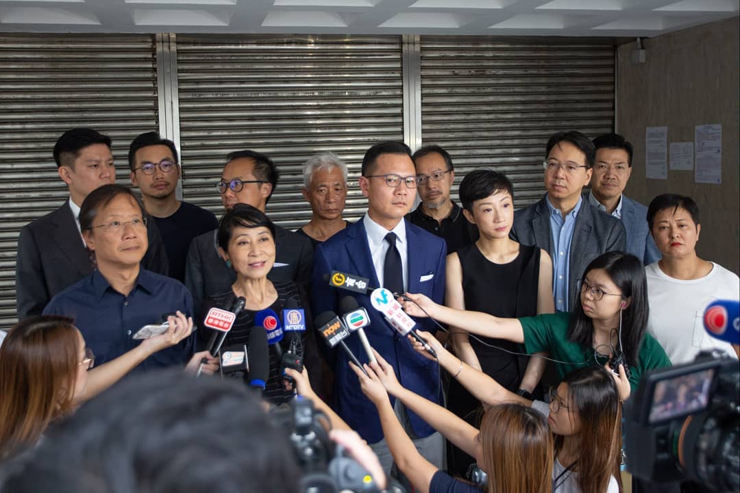 圖中受訪的女性為泛民派議員毛孟靜。 圖:翻攝自郭榮鏗臉書 圖中受訪的女性為泛民派議員毛孟靜。 圖:翻攝自郭榮鏗臉書