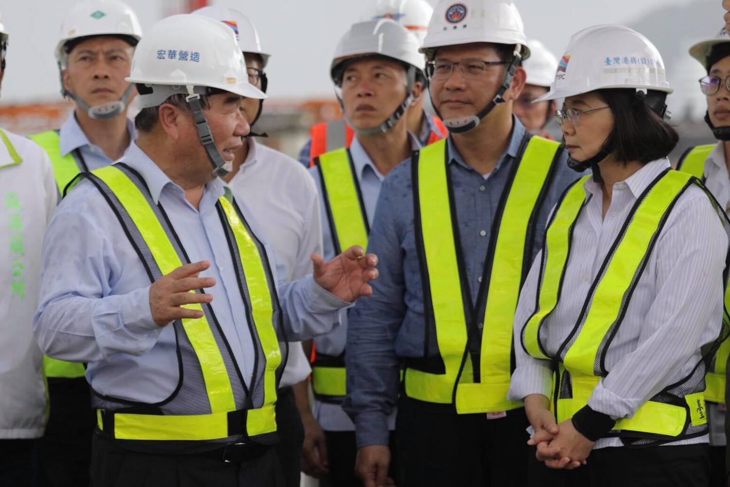 蔡英文今天前往南方澳關心斷橋重建的進度,下午參訪「3D果中花工作室」的活動。 圖:翻攝自蔡英文臉書 蔡英文今天前往南方澳關心斷橋重建的進度,下午參訪「3D果中花工作室」的活動。 圖:翻攝自蔡英文臉書