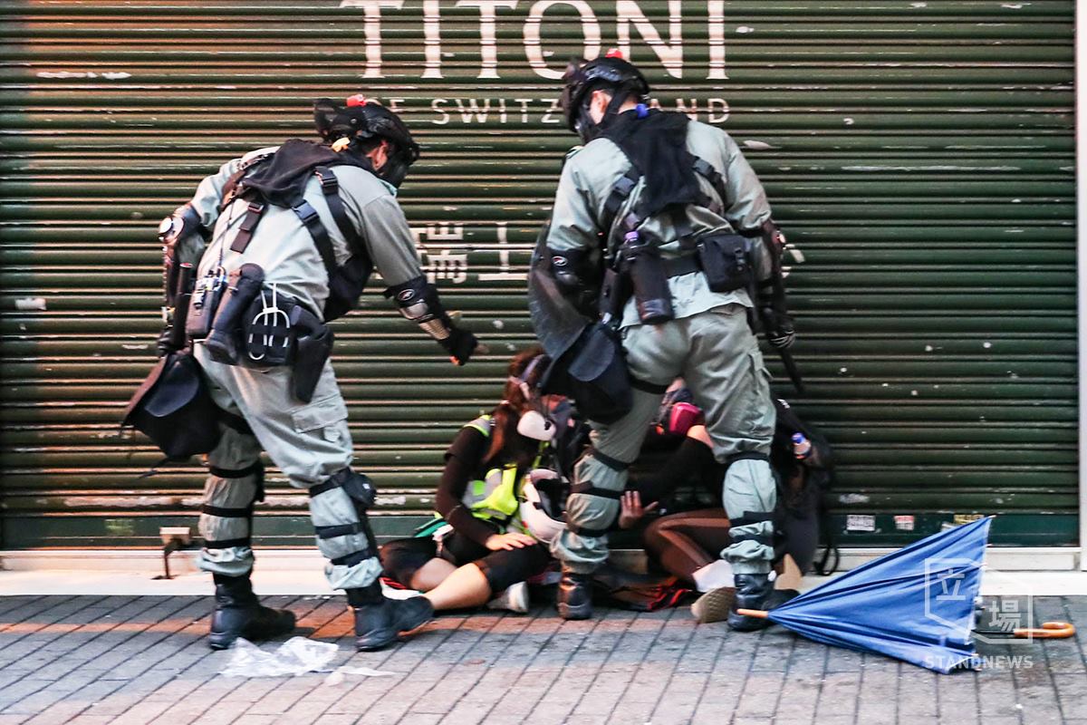 香港實施「禁蒙面法」後,各地爆發激烈抗爭,多名示威者遭到逮捕。 圖:擷取自立場新聞臉書 香港實施「禁蒙面法」後,各地爆發激烈抗爭,多名示威者遭到逮捕。 圖:擷取自立場新聞臉書