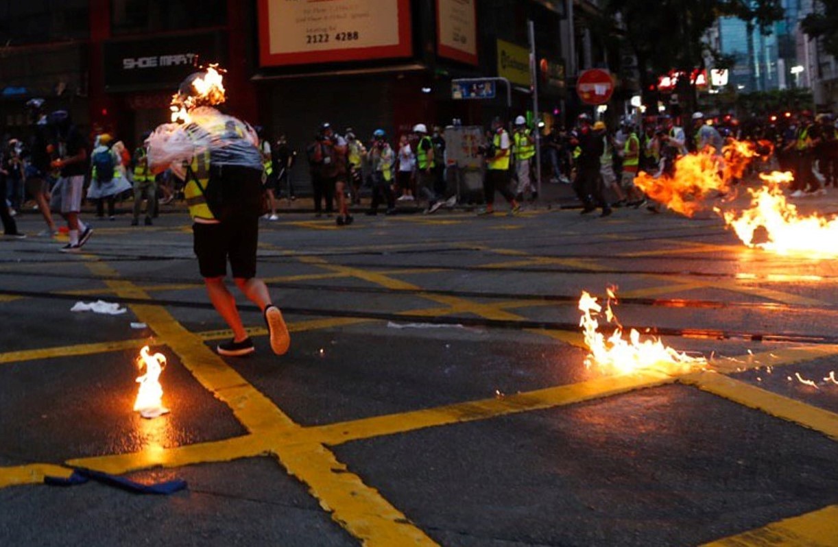 汽油彈波及採訪記者,身上雨衣著火、左邊臉部燒傷。/圖 : 翻攝自香港城市大學學生會城市廣播(CBC) 汽油彈波及採訪記者,身上雨衣著火、左邊臉部燒傷。/圖 : 翻攝自香港城市大學學生會城市廣播(CBC)