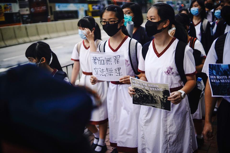 張祝珊中學逾百人遊行聲援被捕學生,有學生戴口罩上學。 圖/翻攝自桑普臉書 張祝珊中學逾百人遊行聲援被捕學生,有學生戴口罩上學。 圖/翻攝自桑普臉書