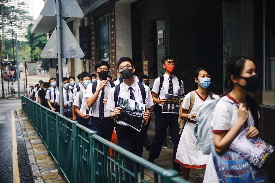 張祝珊中學逾百人遊行聲援被捕學生,有學生戴口罩上學。 圖/翻攝自桑普臉書 張祝珊中學逾百人遊行聲援被捕學生,有學生戴口罩上學。 圖/翻攝自桑普臉書