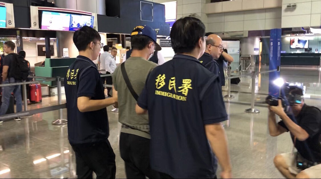 破壞台大連儂牆的中國籍男子李紹東,晚間被移民署驅逐出境。 圖:移民署/提供 破壞台大連儂牆的中國籍男子李紹東,晚間被移民署驅逐出境。 圖:移民署/提供