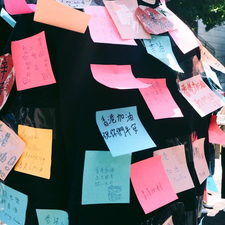 許多學生紛紛在「連儂人」身上貼上許多加油便利貼,期盼大家一起關注香港反送中話題。 圖:翻攝自不禮貌鄉民團臉書 許多學生紛紛在「連儂人」身上貼上許多加油便利貼,期盼大家一起關注香港反送中話題。 圖:翻攝自不禮貌鄉民團臉書