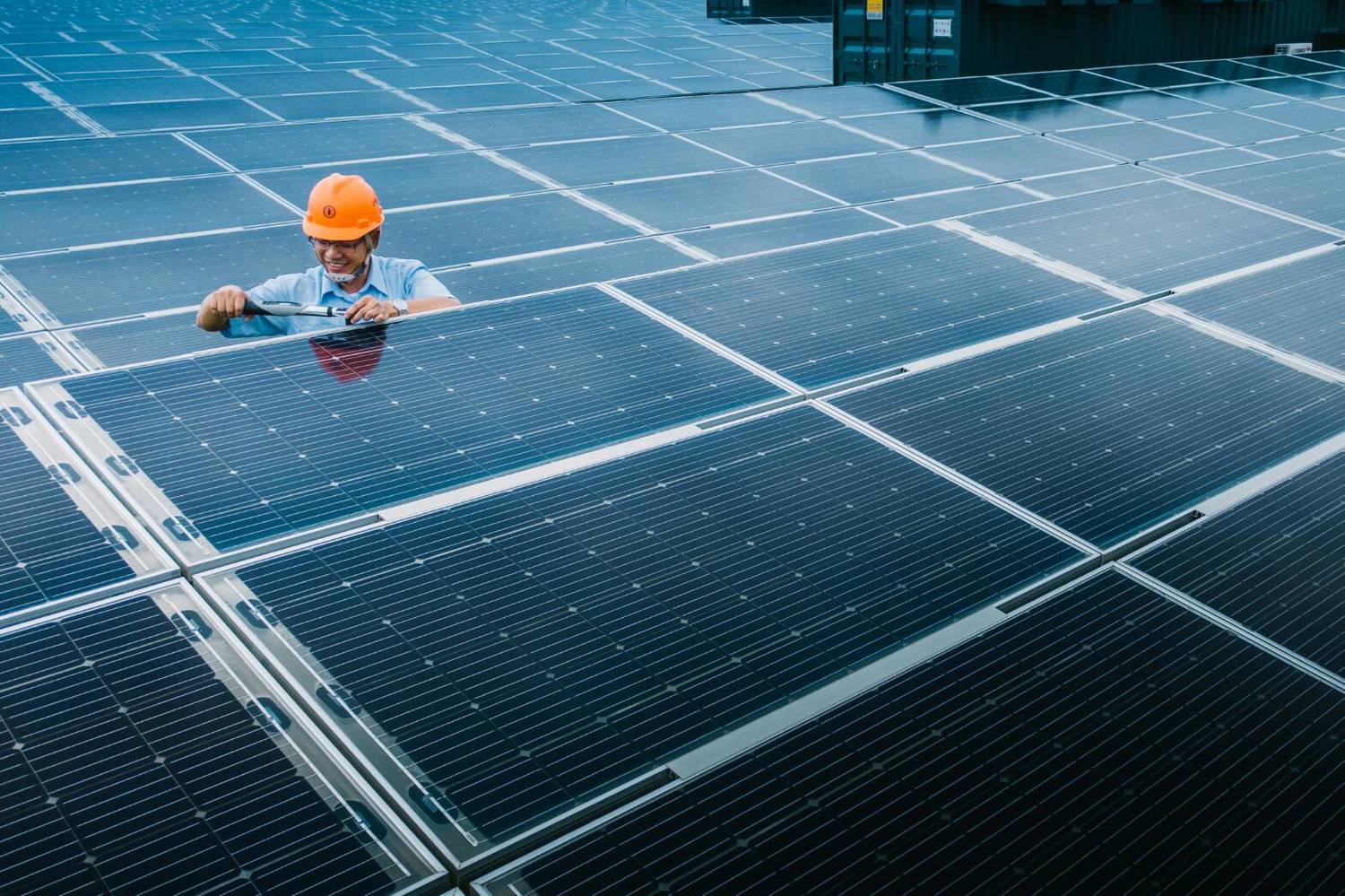 光電廠場址全區使用超過30萬片的高效率太陽能板,自今(108)年3月全數併聯發電後,至今已生產約9千4百萬度綠電。 圖:台電/提供 光電廠場址全區使用超過30萬片的高效率太陽能板,自今(108)年3月全數併聯發電後,至今已生產約9千4百萬度綠電。 圖:台電/提供