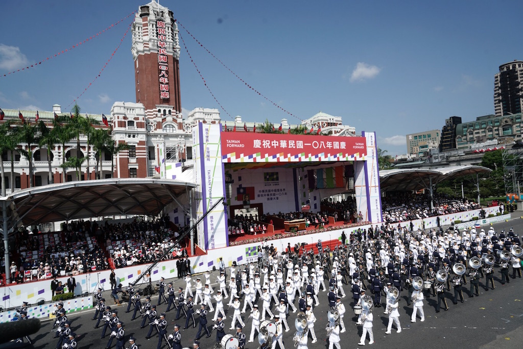 國防部示範樂隊行經司儀台前。 圖:張良一/攝 國防部示範樂隊行經司儀台前。 圖:張良一/攝